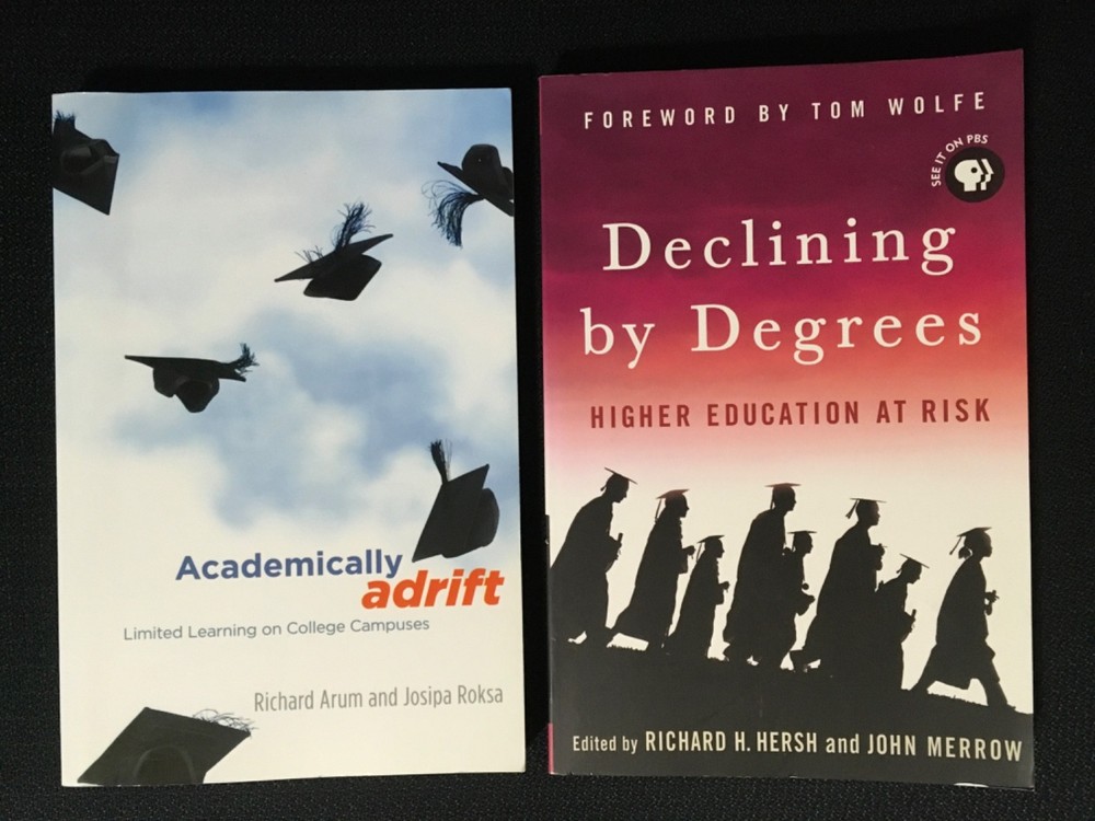 Lot ACADEMICALLY ADRIFT Limited Learning College Campuses + DECLINING BY DEGREES