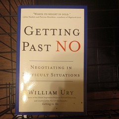 Getting Past No : Negotiating in Difficult Situations by William Ury (1993,…
