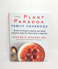The Plant Paradox Family Cookbook: 80 Ways to Feed a Crowd Using Your Ins HC/DJ
