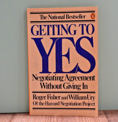 Getting to Yes : Negotiating Agreement Without Giving In by Roger Fisher☀️